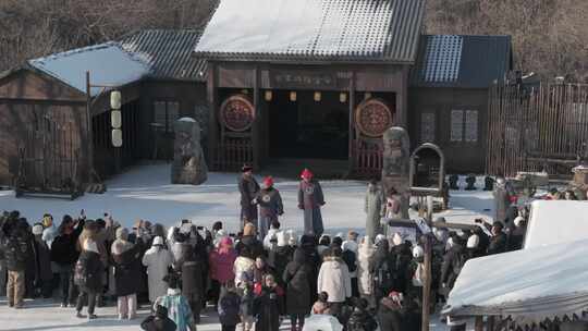 雪天户外场景下三人互动的影视片段