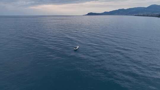 帆船空中追逐在海上日落鸟瞰