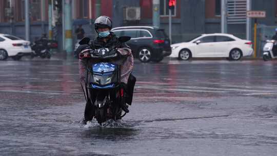 雨中骑行的外卖配送员