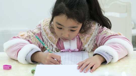 小女孩写作业写寒假作业练字硬笔书法