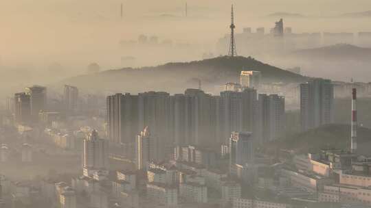 长焦航拍晨曦薄雾中的威海市奈古山电视塔