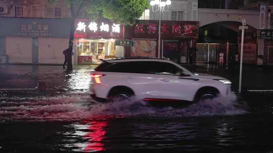 台风贝碧嘉携带暴雨造成道路积水出行不便