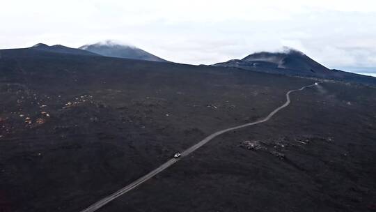 行驶在山边公路上的汽车