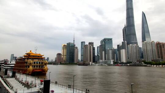 河流交通和上海城市天际线