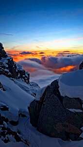 雪山云海日出景观