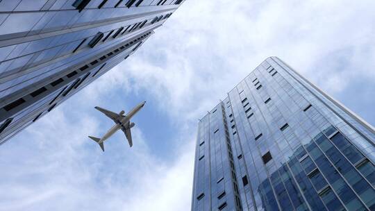 飞机空中飞过楼顶大气震撼起飞商务客机镜头视频素材模板下载