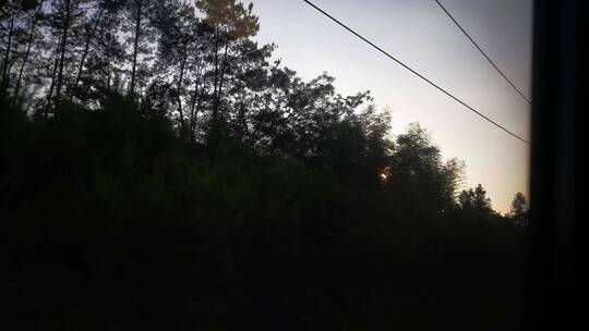 火车窗外风景夕阳晚霞