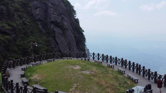 夏天武功山航拍蓝天白云绿山