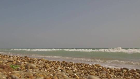 海边有海浪和鹅卵石