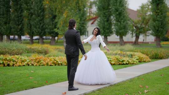 公园里散步的新郎和新娘