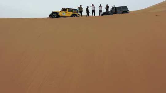 沙漠中的车辆