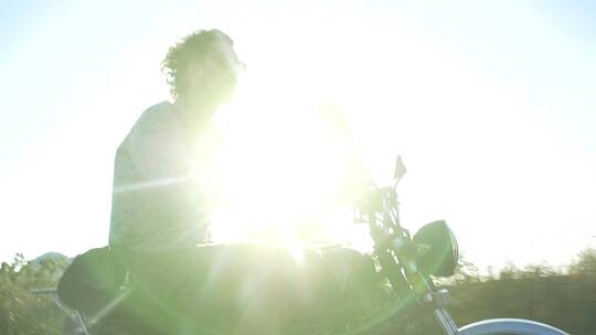 骑摩托车的男人视频素材模板下载