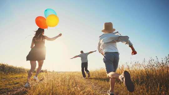 幸福一家人在麦田上一起奔跑