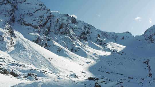 雪山空中高山滑雪的人