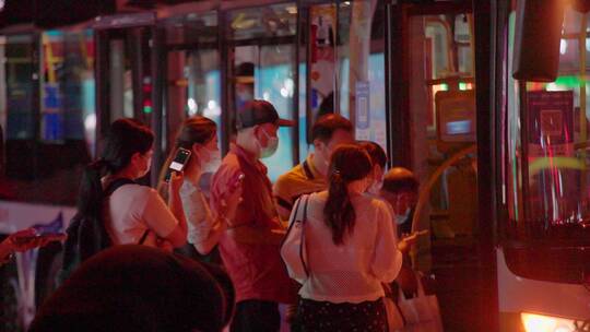 夜晚等公交人群-乘坐公交上车下班