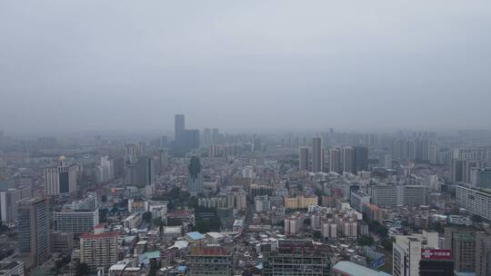 春季雨雾天的城市