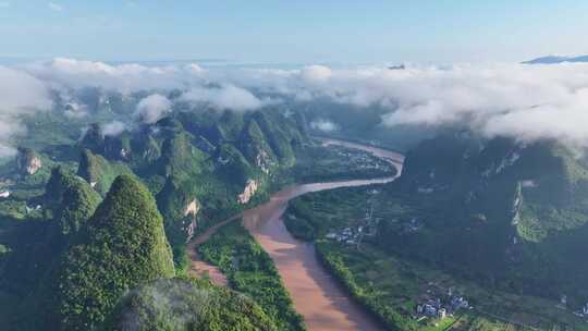 云海中的喀斯特山峰