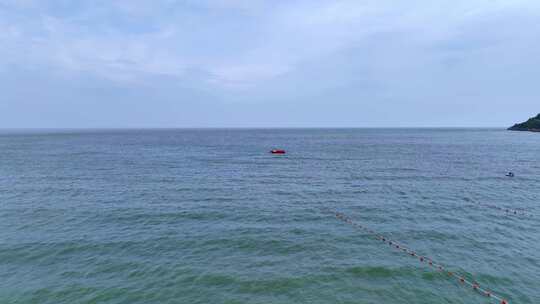 海面上行驶快艇的沿海风景