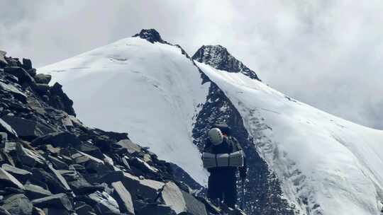 攀登横断山脉乌库楚雪山的登山者徒步进山