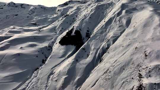 一架无人机拍摄了一个潜在危险的雪崩斜坡