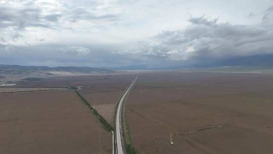 一望无际农业种植地的公路航拍