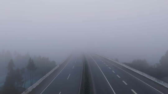 大雾浓雾天气空旷高速路视频素材模板下载