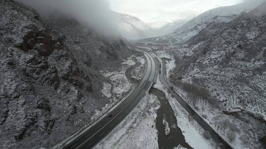 青海玉树共玉高速雪原公路自然风光