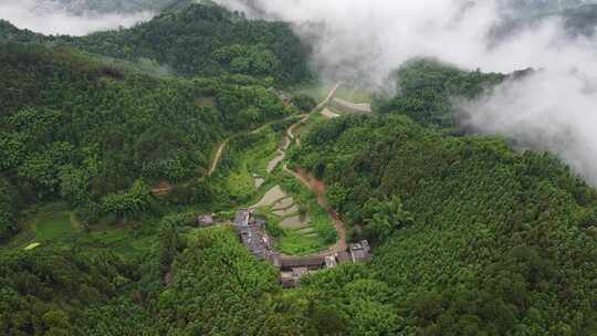 群山环抱的小山村