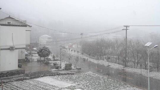 新农村景区冬天下雪雪花飘舞雪景景观3