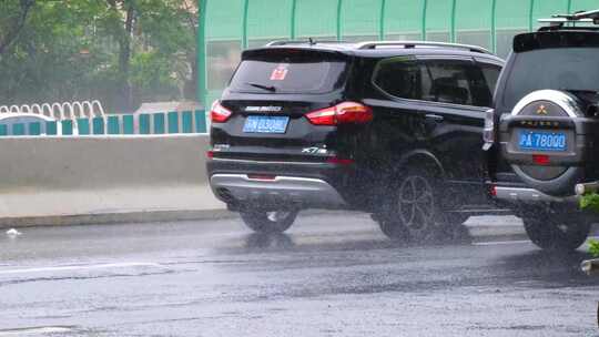 城市马路道路下雨天雨水雨滴街景街道街头风