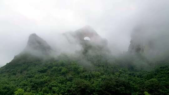 桂林阳朔月亮山雨后风光