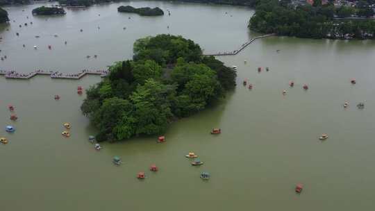 广东惠州：五一黄金周期间西湖湖上游船众多