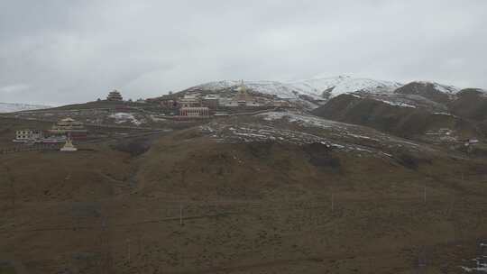 航拍川西甘孜州色达县金马草原雪山东嘎寺视频素材模板下载