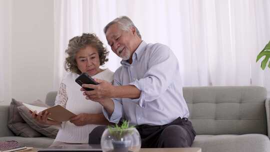 老年人在客厅用智能手机