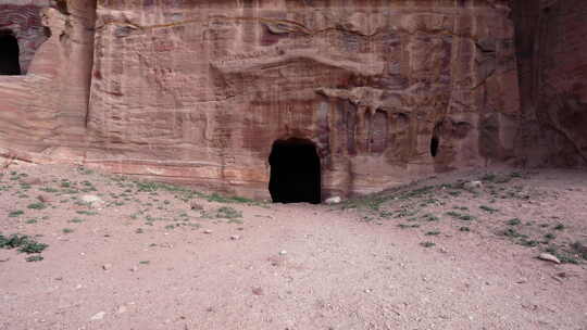 佩特拉古城砂岩雕刻的古代寺庙立面