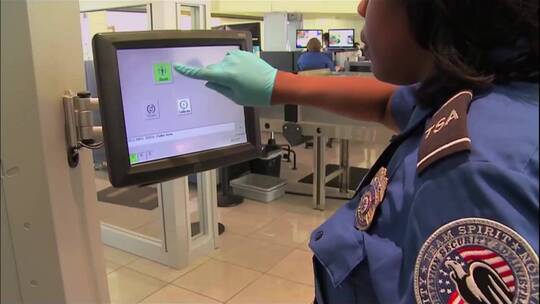 机场旅客通过安检点视频素材模板下载