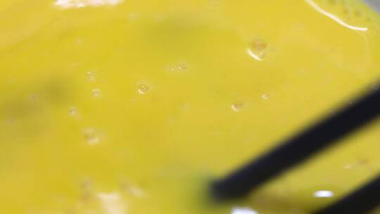 用筷子打散蛋黄