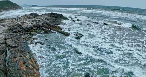 海岸礁石海浪航拍惠州黑排角惠东