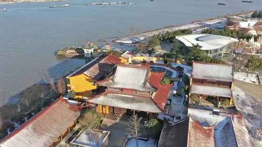 航拍扬州凤凰岛景区寺庙冬季雪景