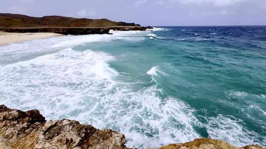 阿鲁巴海浪撞击岛屿东海岸的海岸线视频素材模板下载