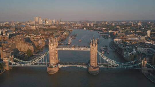 航拍伦敦塔桥和城市建筑物