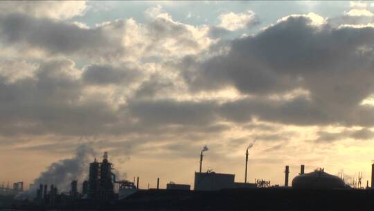 石油化工厂排放的白烟视频素材模板下载
