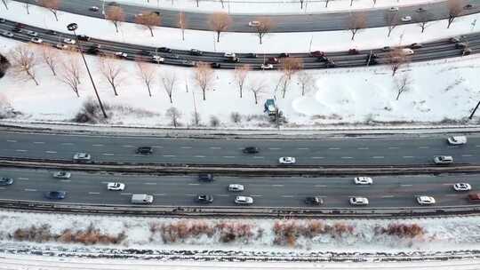 高速公路上机动车辆的航拍