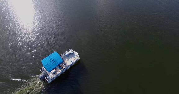 泰国旅游视频湖面上前行快艇游船