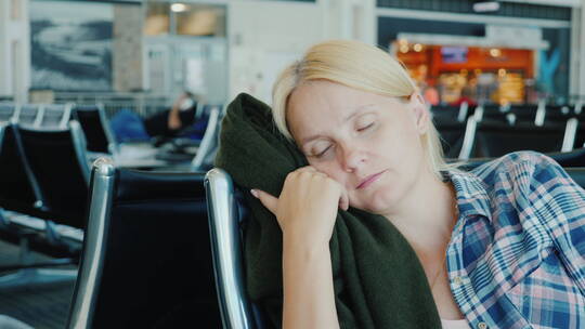 女子在机场等候厅睡着了