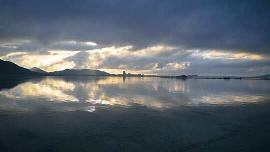 海南陵水早晨海上日出朝霞倒影风光