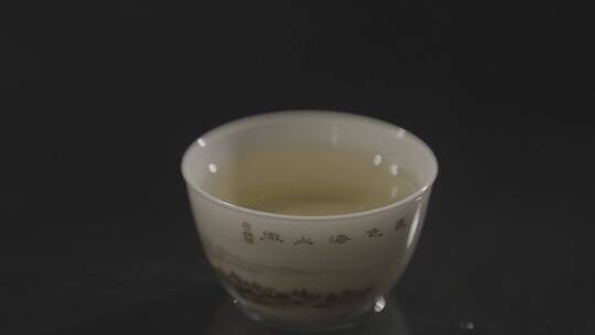 茶杯 倒水