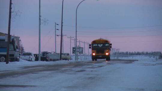 校车在积雪道路上行驶视频素材模板下载