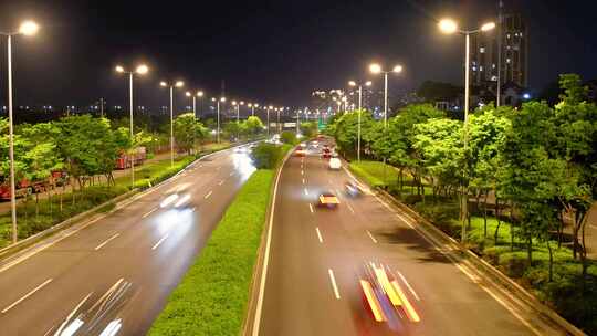 夜晚车水马龙的城市道路景象