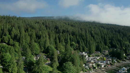 湖泊山林和山脚下居民区